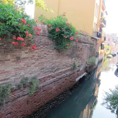 Charming Flat With Terrace Over The Canal Veneza Exterior foto