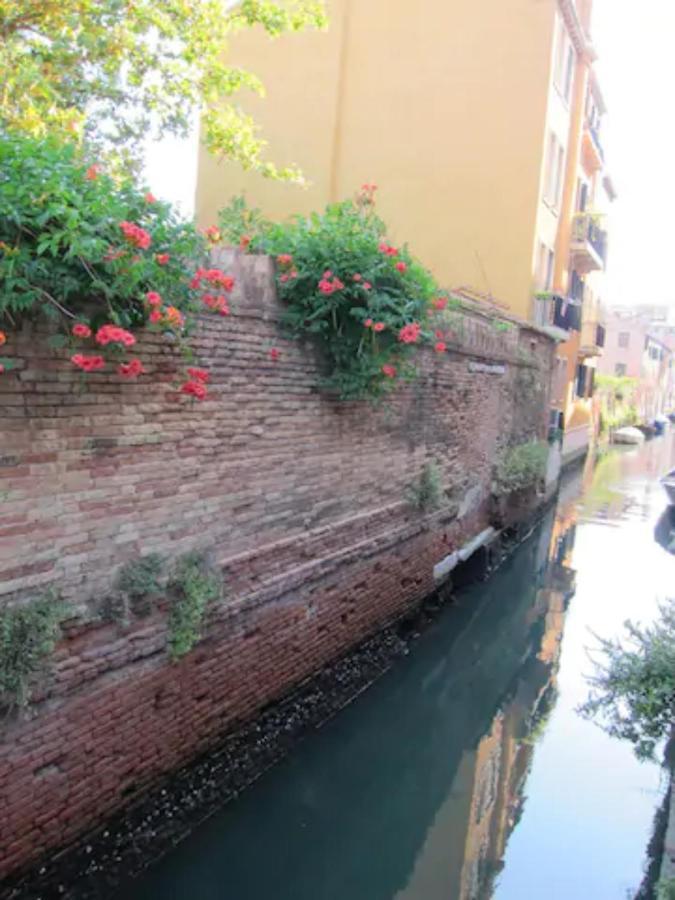 Charming Flat With Terrace Over The Canal Veneza Exterior foto